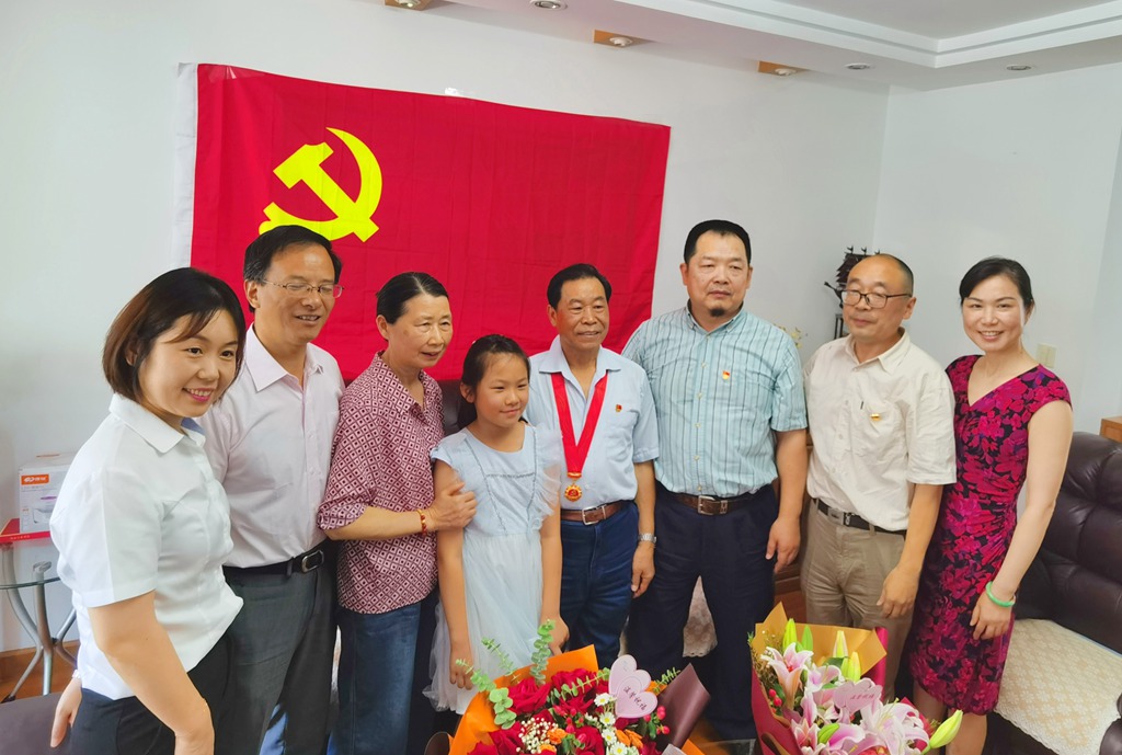 苏州建工党员钱忠耀同志获“光荣在党50年”纪念章